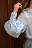 Camicia con spilla azzurra