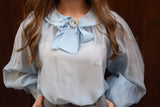 Camicia con spilla azzurra