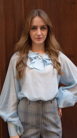 Camicia con spilla azzurra